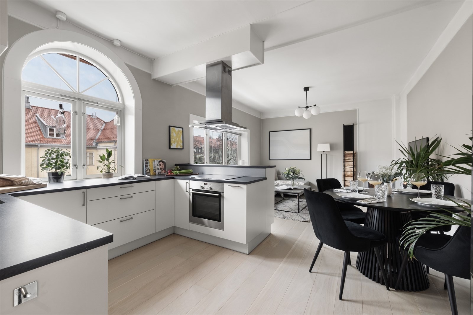 Velkommen til en klassisk og vakker leilighet i Stockfleths gate 47! Dette er en innbydende og særegen 2-roms beliggende i 3. etasje med svært attraktiv og sentral beliggenhet. Galleribilde