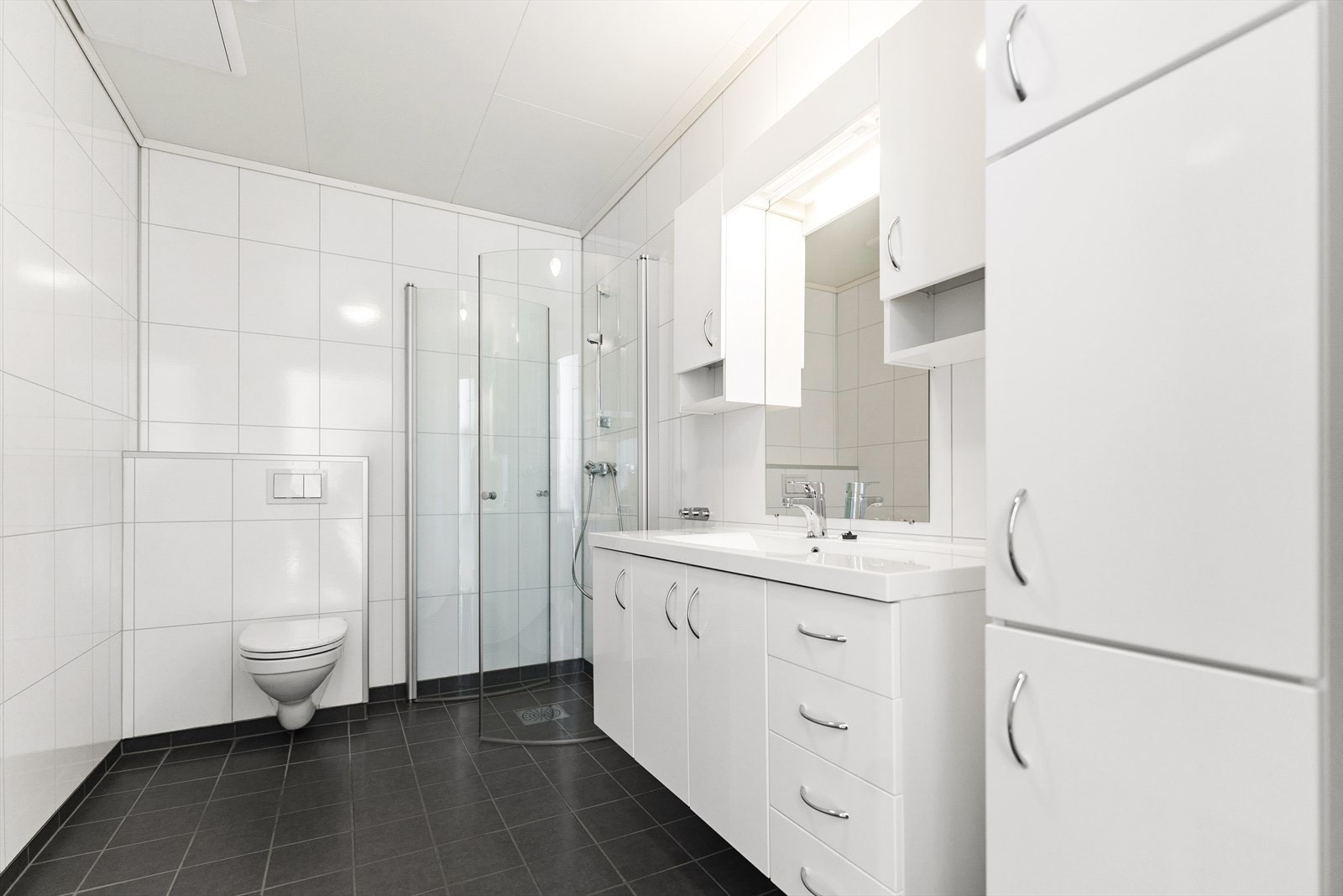 012_Baderom med dusjhjørne.jpg Galleribilde