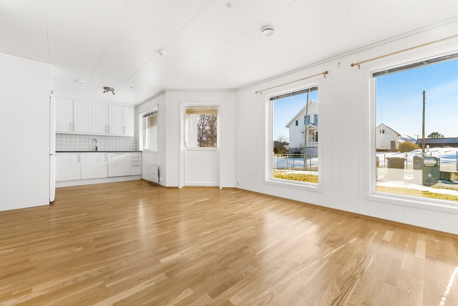 003_Lys og luftig stue mot kjøkken.jpg Galleribilde