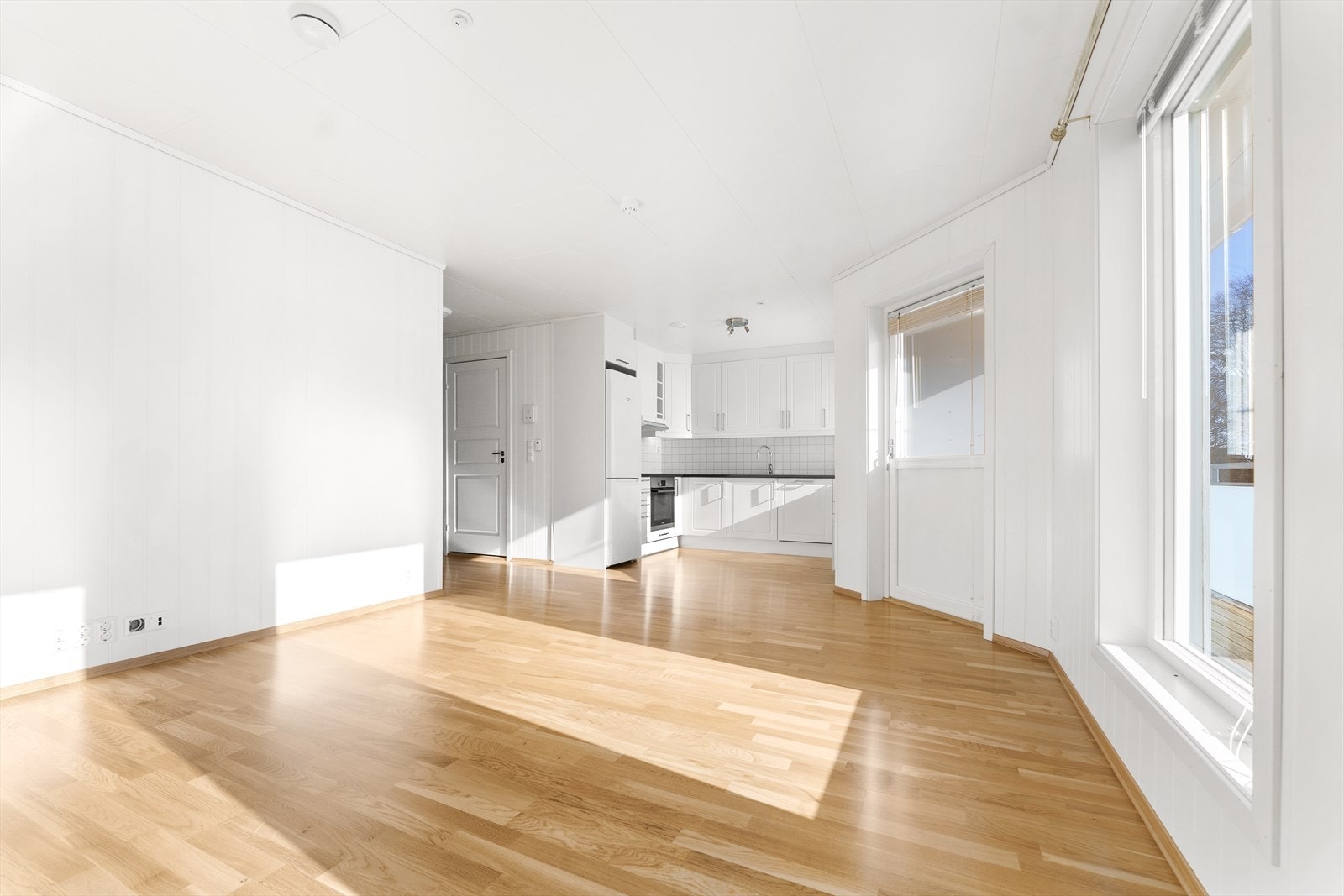 006_Stue mot kjøkken. Utgang til veranda til høgre.jpg Galleribilde