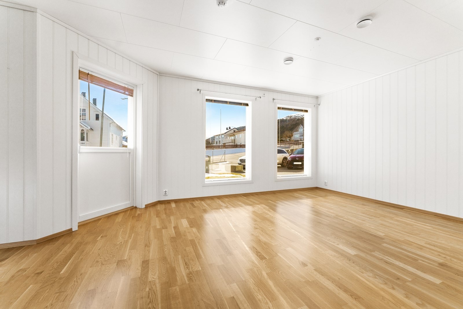004_Utgang frå stue til veranda.jpg Galleribilde