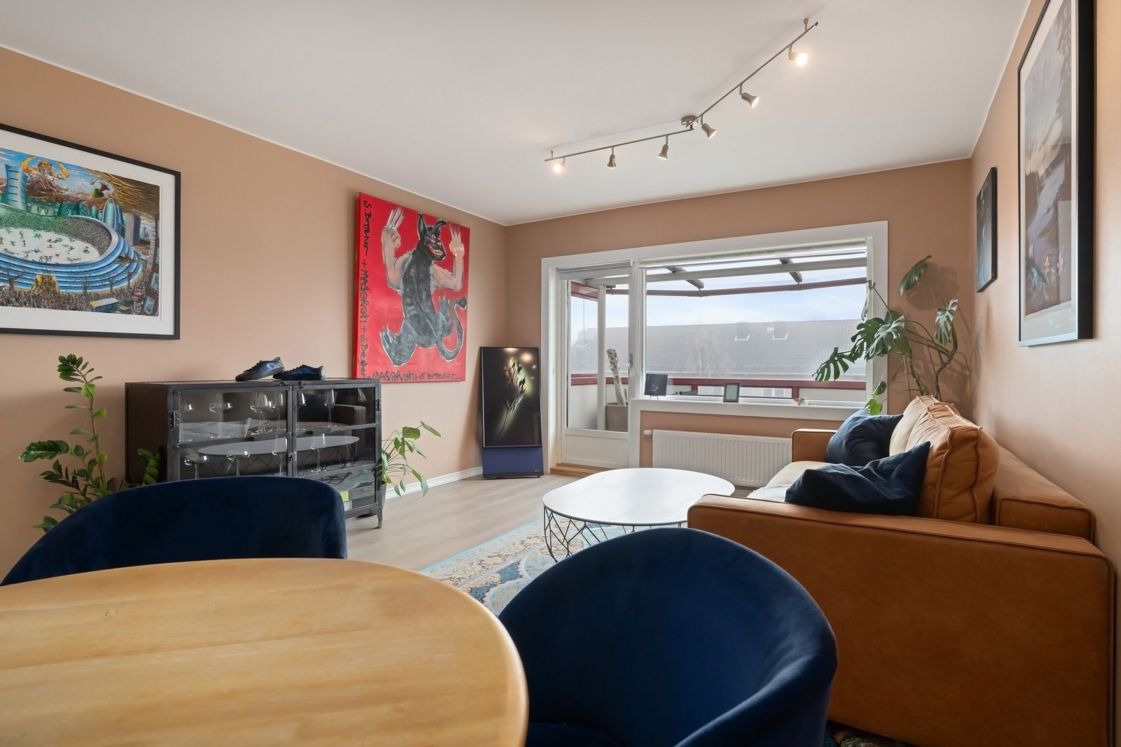 God plass til sofa- og spisebord seksjon. Galleribilde