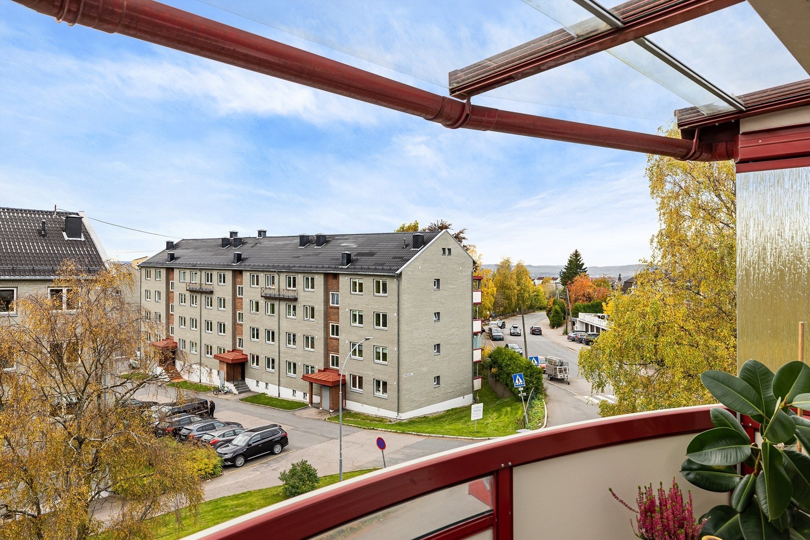 Utgang fra stue til sydvendt balkong målt til ca. 6 kvm. Galleribilde