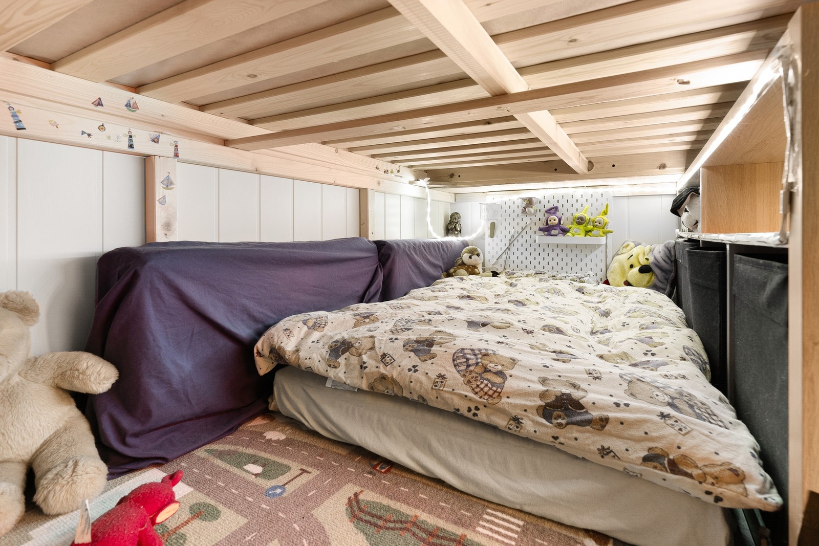 Koselig lekekrok under den ene plassbygde sengen. Galleribilde