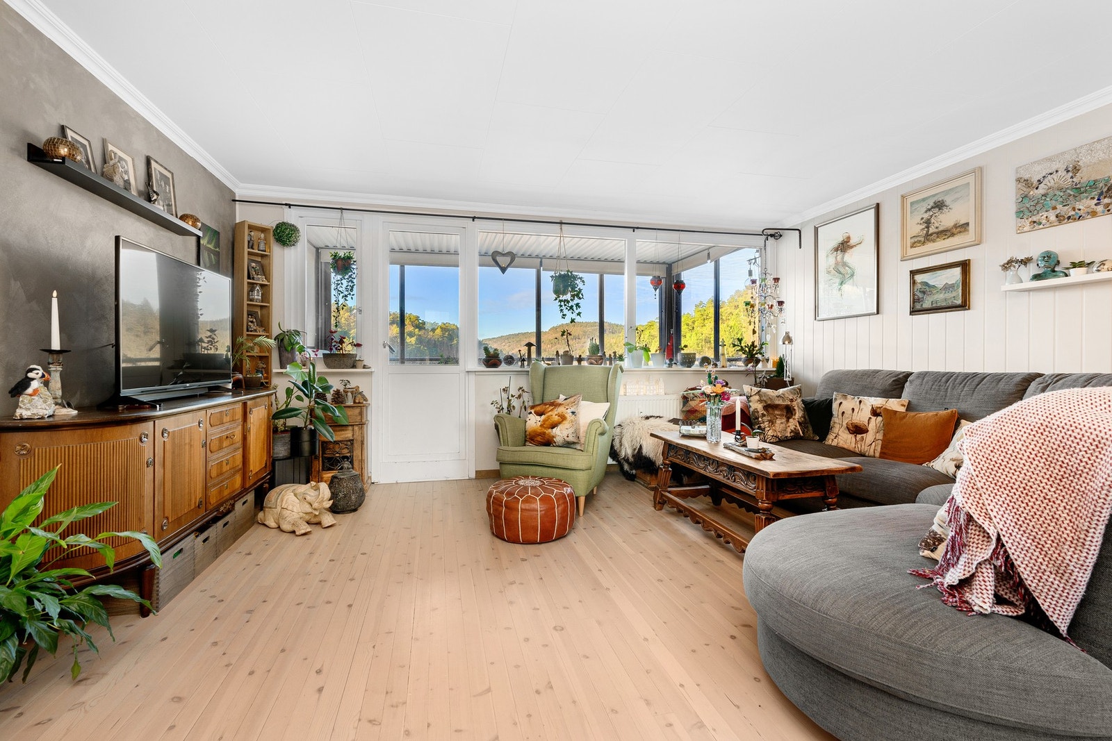 Dør ut til den innglassede balkongen. Galleribilde