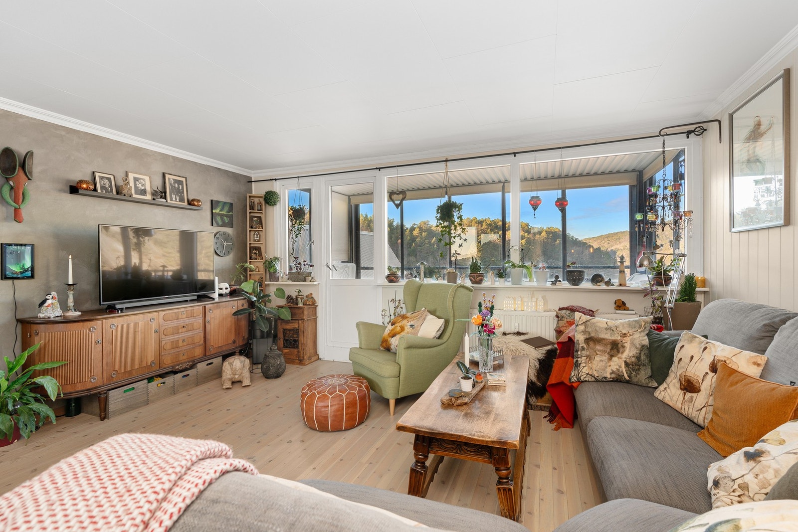 Stue, fjernvarme (radiator under vinduet). Galleribilde