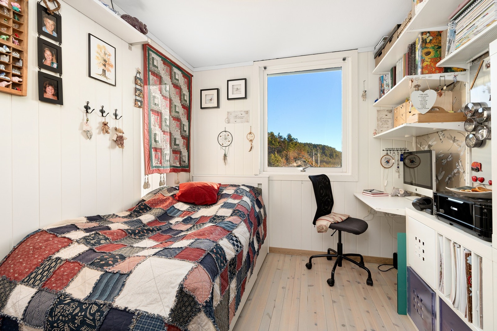 Ett av soverommene er delt opp i 2 rom, slik at leiligheten nå har 3 soverom. Galleribilde