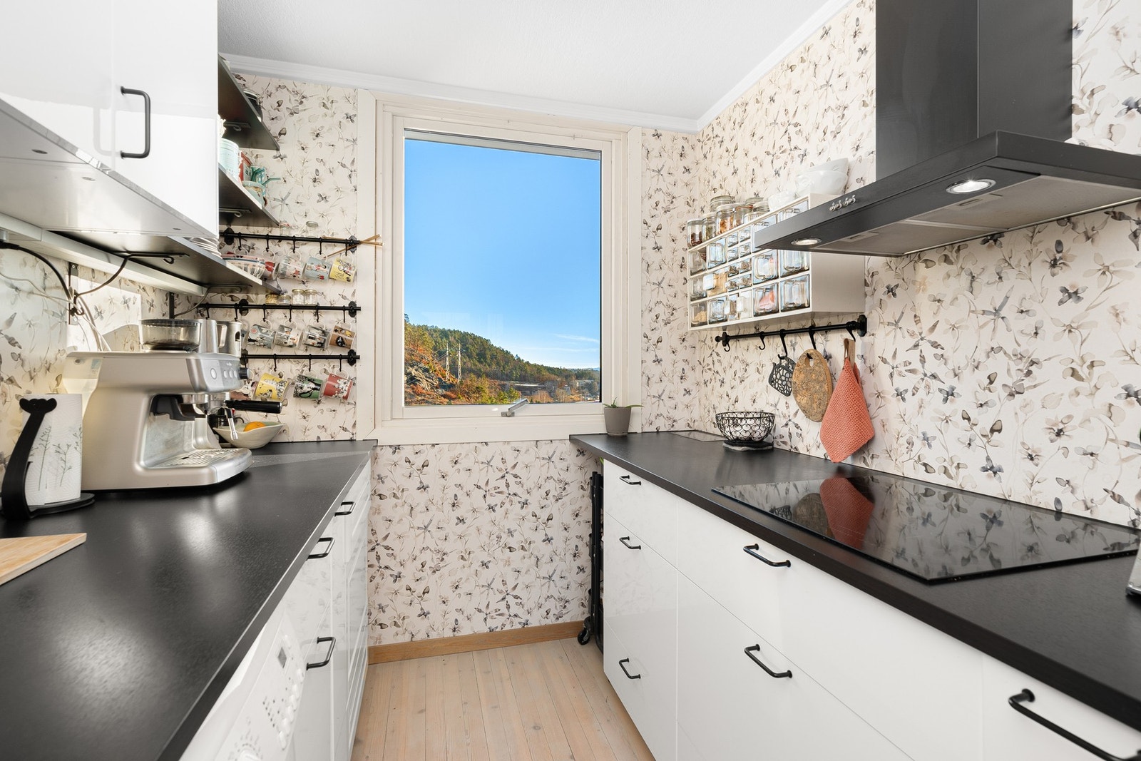 Hvitevarene på kjøkkenet følger med i handelen (induksjonstopp, oppvaskmaskin, mikrobølgeovn, kjøle-/fryseskap, varmlufts stekeovn), følger med i handelen. Galleribilde