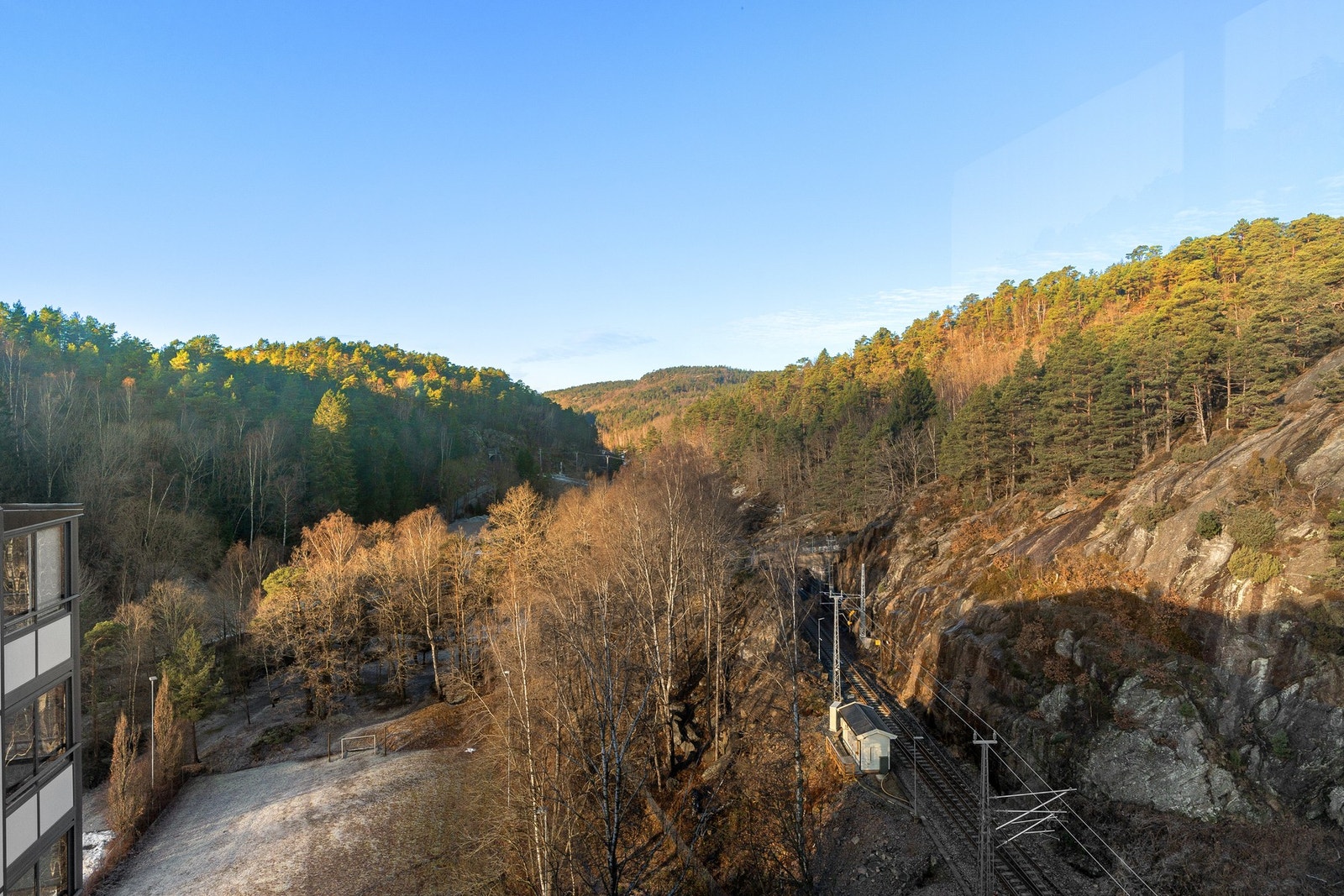 Utsikten fra den innglassede balkongen som er vestvendt. Galleribilde