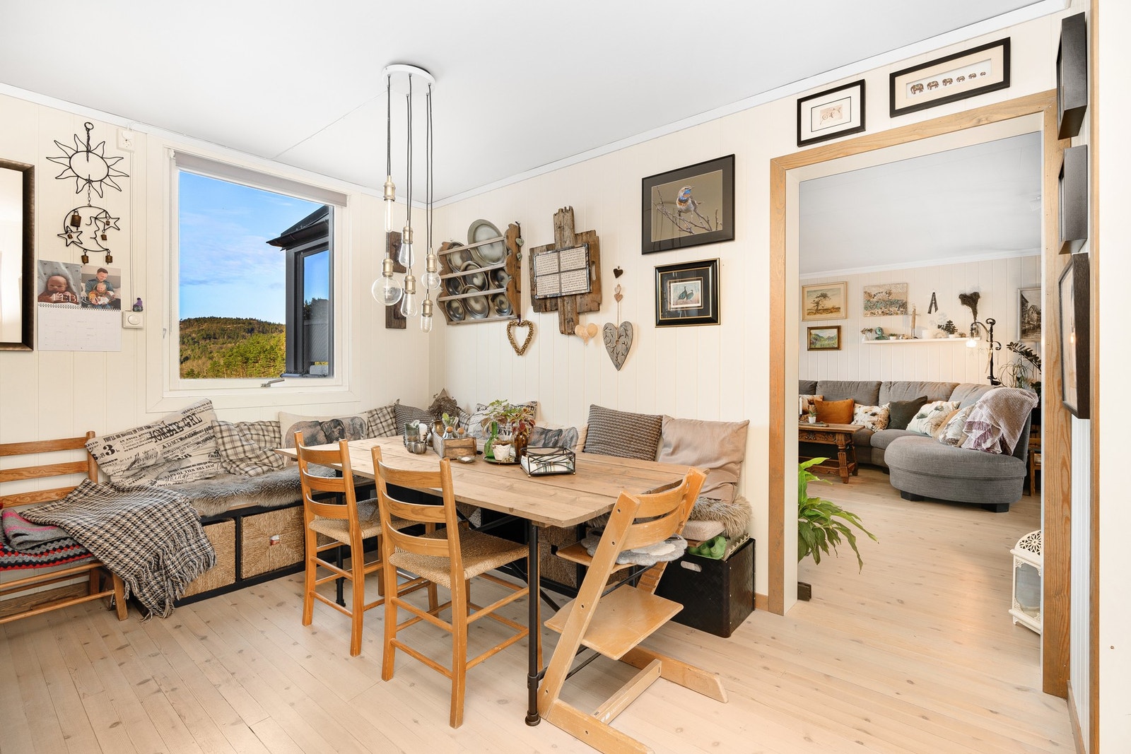 Utenfor kjøkkenet er det et koselig allrom med god plass til spisebordet. Galleribilde