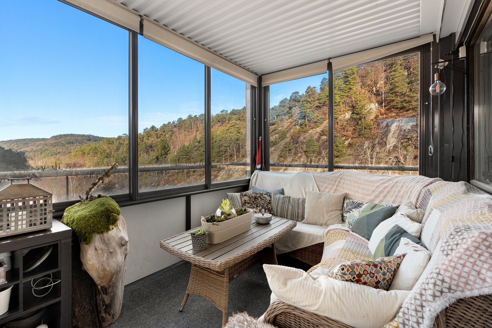 Leiligheten har en romslig innglasset balkong i tilknytning til stua. Galleribilde