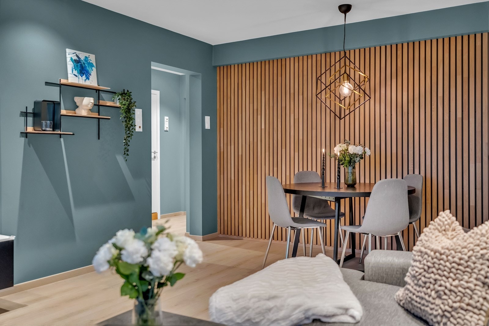 På gulvet er det lys laminat. Galleribilde