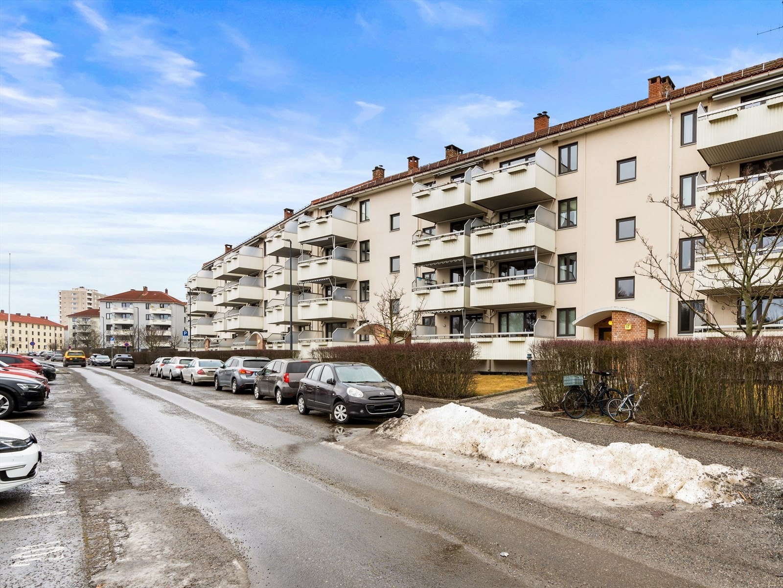 Borettslaget har en stor og pent opparbeidet felles tomt, med mange lekeplasser, sittegrupper og gressplener. Galleribilde