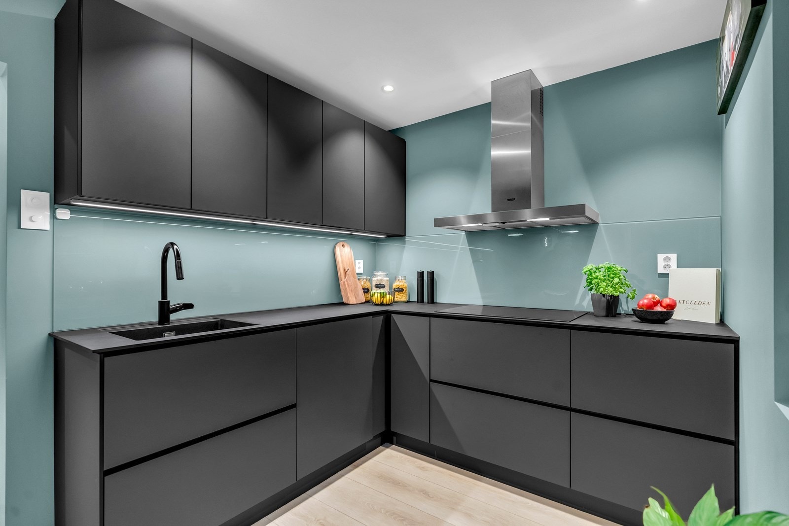 Innredningen er fra Kvik og har sort innredning, samt laminert benkeplate med nedfelt oppvaskkum og 1-greps blandebatteri. Galleribilde