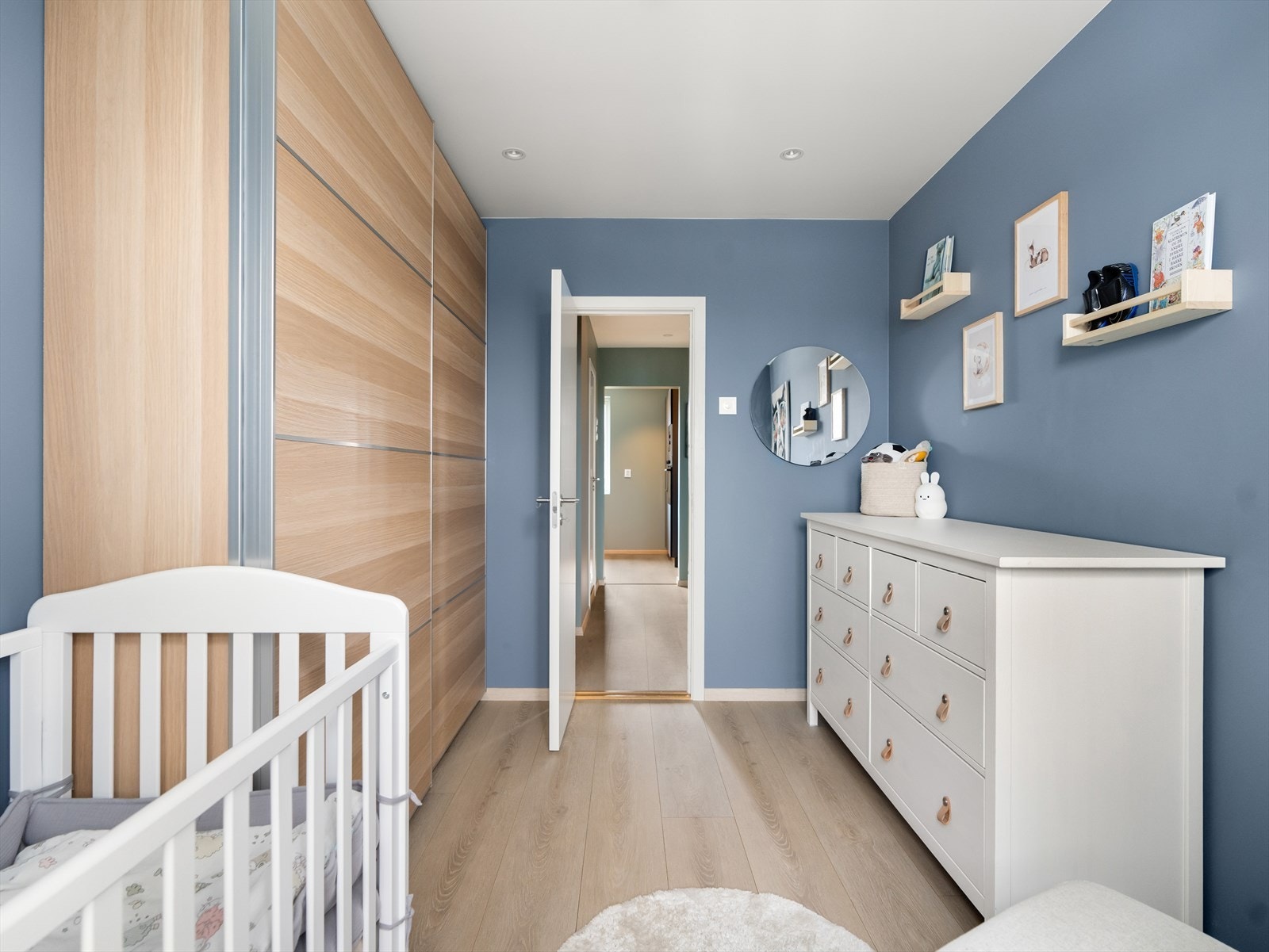 Rommet har plass til seng, nattbord, garderobeløsning og evt. skrivebord. Rommet har en romslig skyvedørsgarderobe. Galleribilde