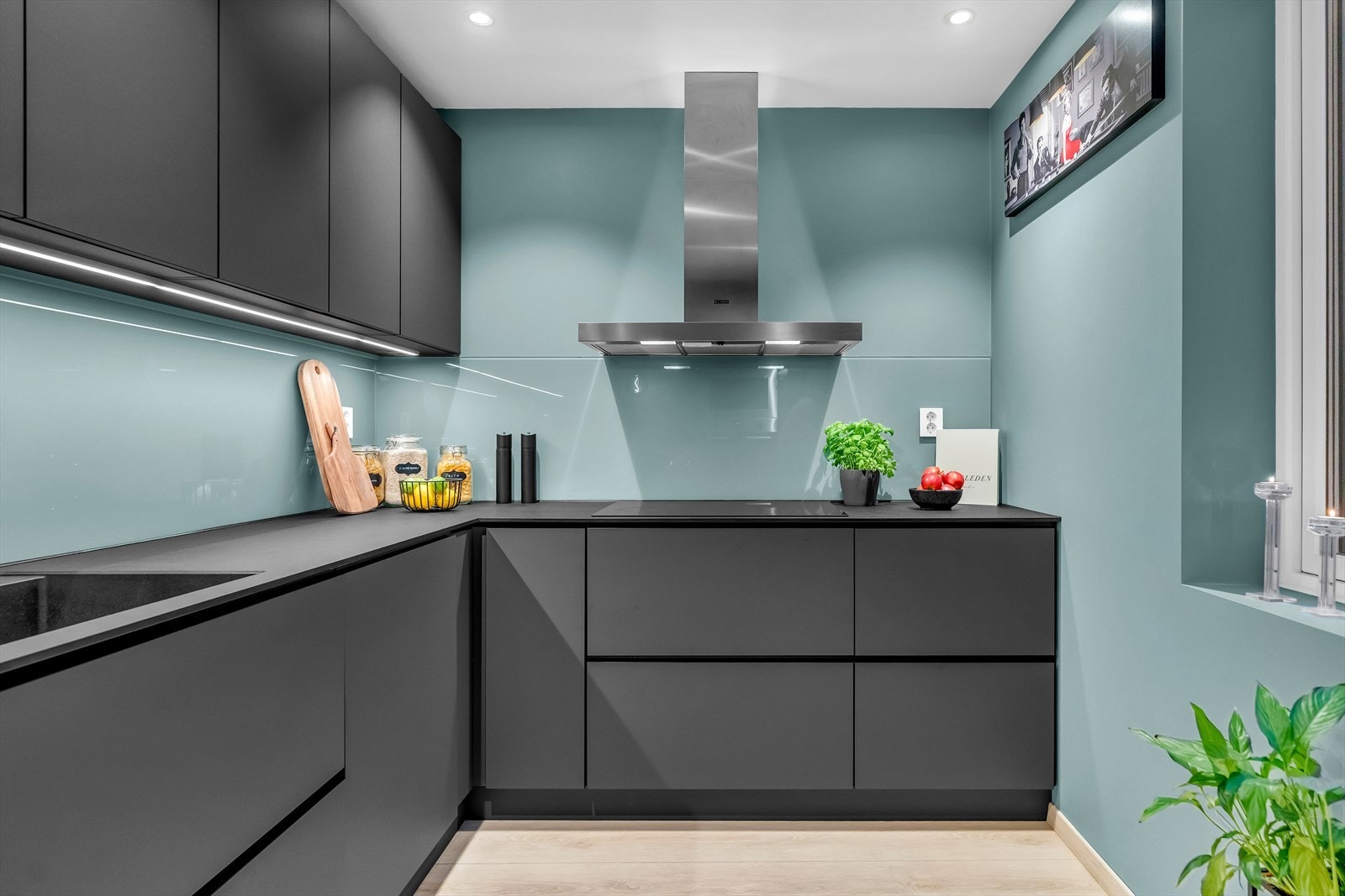 Kjøkkenet er separat, og byr på mye benk- og skapplass! Galleribilde