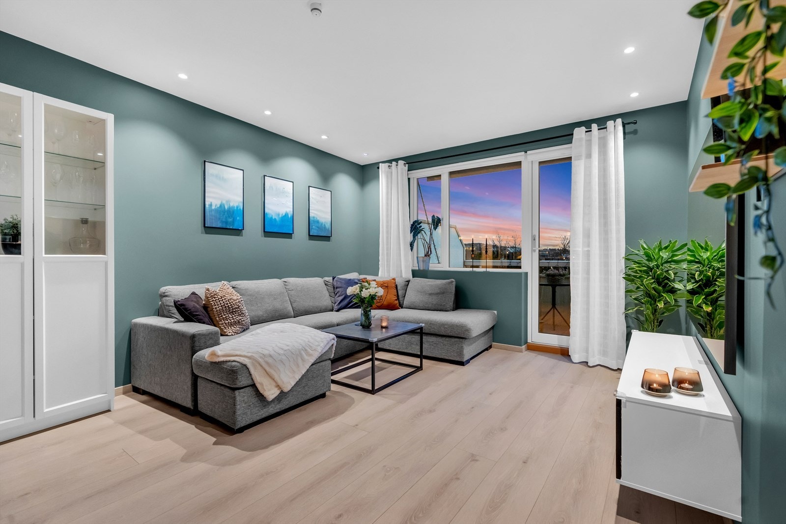 Stuen er av fin størrelse, med store vindusflater som slipper inn rikelig med naturlig lys. Galleribilde