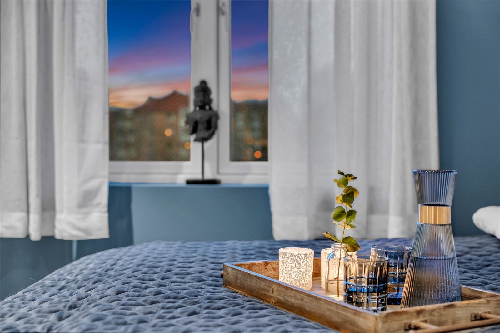 Begge rommene har inngang fra entréen, og hovedsoverommet har plass til dobbeltseng med tilhørende nattbord. Galleribilde