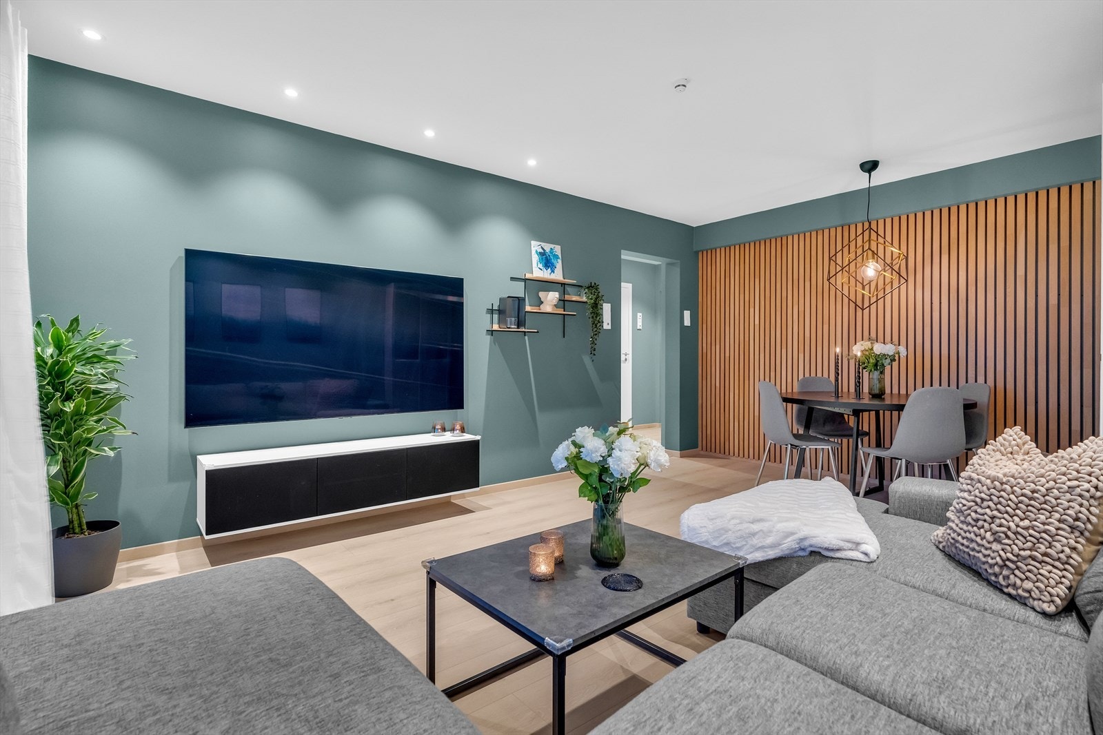 Rommet er av god størrelse, med fin plass til sofaseksjon, tv-møbel og spisegruppe. Galleribilde