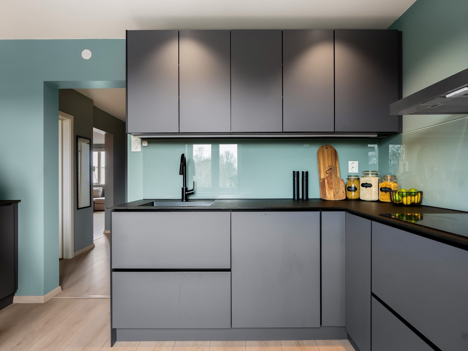 På veggen over benkeplaten er det satt opp glassplater. Galleribilde