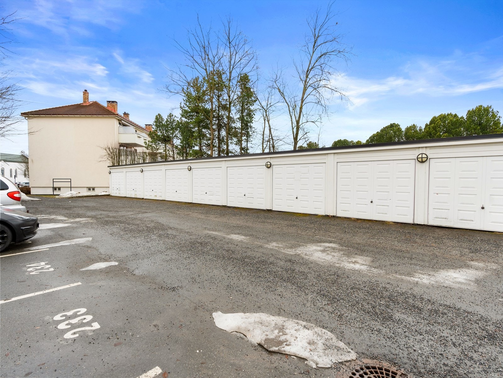 Dagens eier eier en garasjeplass i Garasjeselskapet Teisen Vest Sa(919 873 841). Denne garasjeplassen har kjøper av leiligheten en opsjon på å kjøpe for kr. 149.000,-. Galleribilde