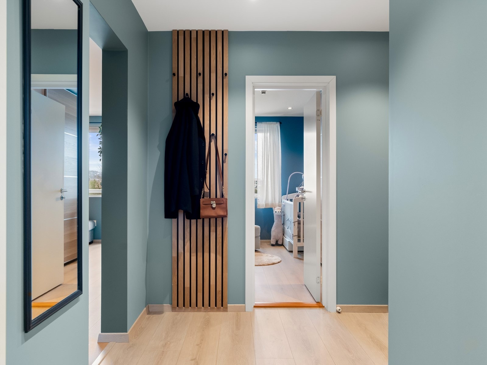 Entréen er malt i den samme svale tidsriktige fargetonen som stuen og kjøkkenet. Galleribilde