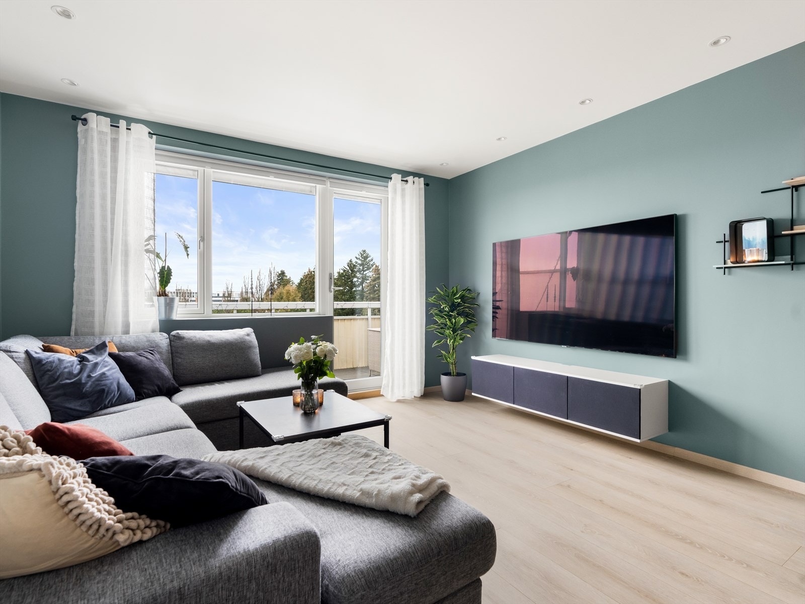 Fra stuen er det utgang til en herlig sørvestvendt balkong. Galleribilde