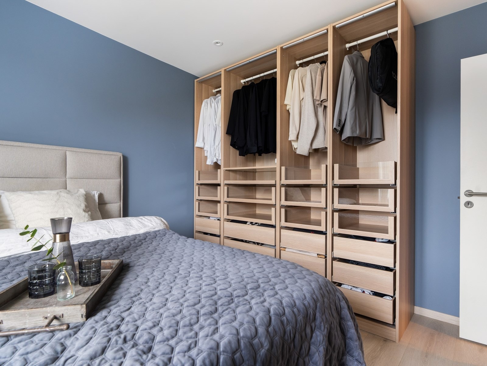 Rikelig med plass til klær på hovedsoverommet. Galleribilde