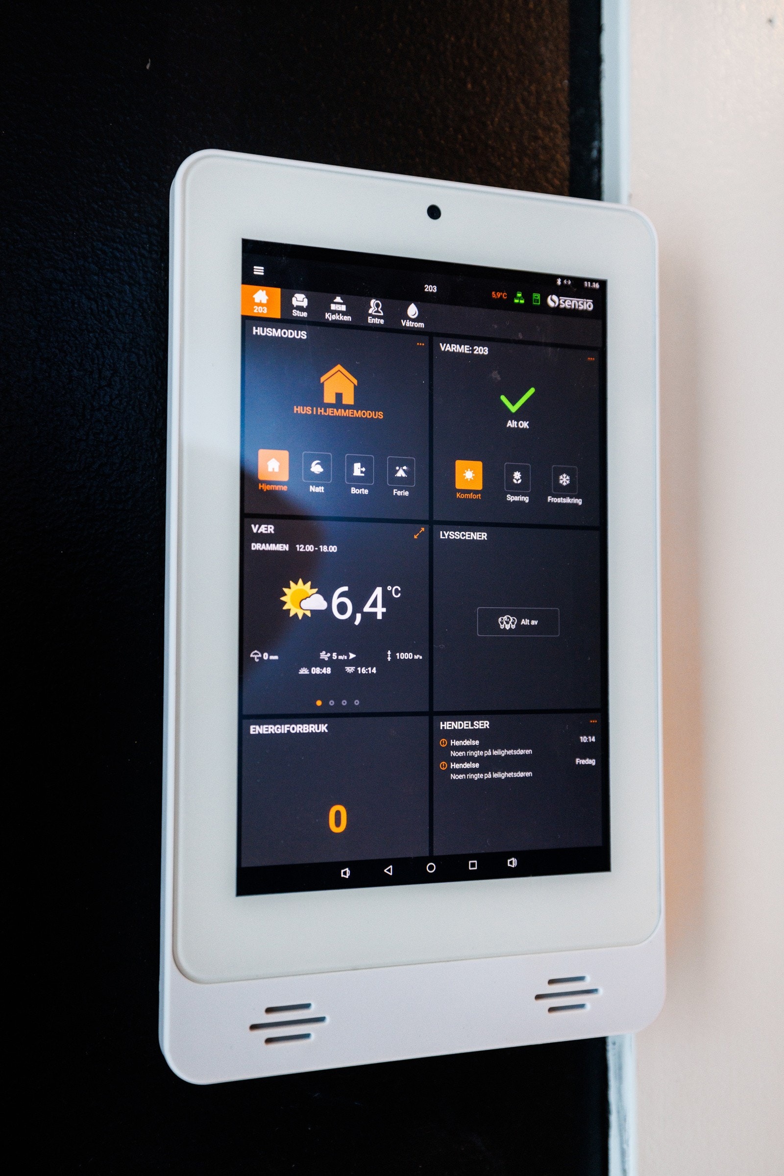 Smarthussystem i leiligheten for enkel styring av lys, temperatur og energiforbruk Galleribilde