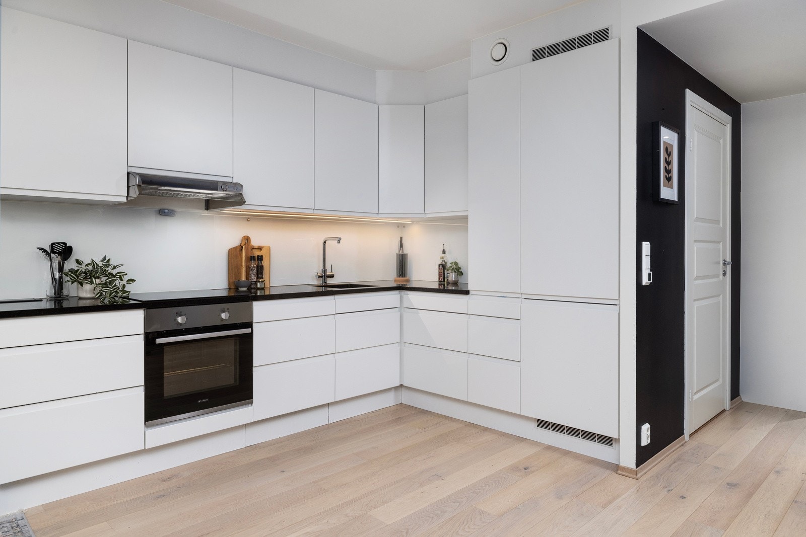 Komplett utstyrt med integrerte hvitevarer Galleribilde