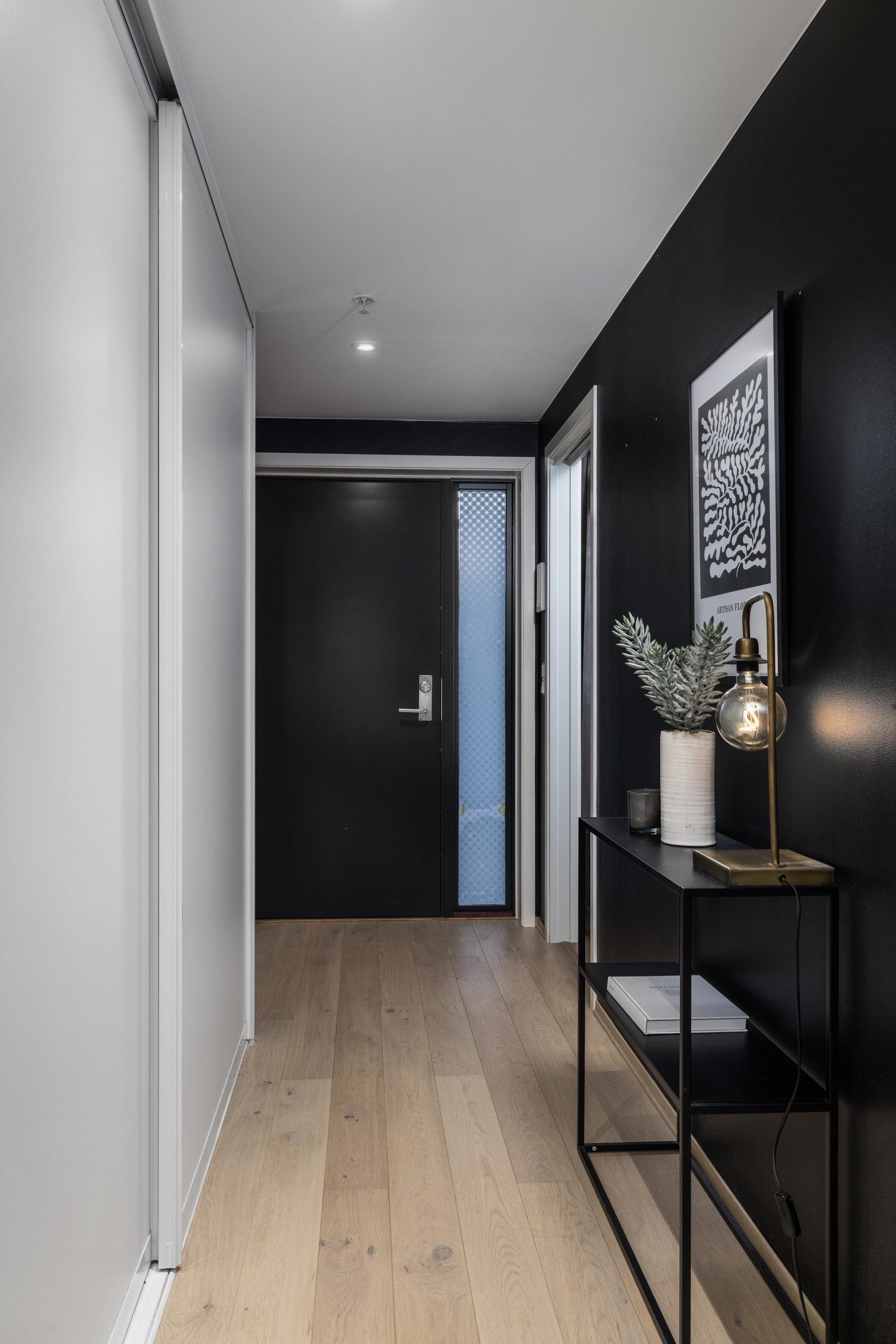 Plassbygget skyvedørsgarderobe i entré Galleribilde