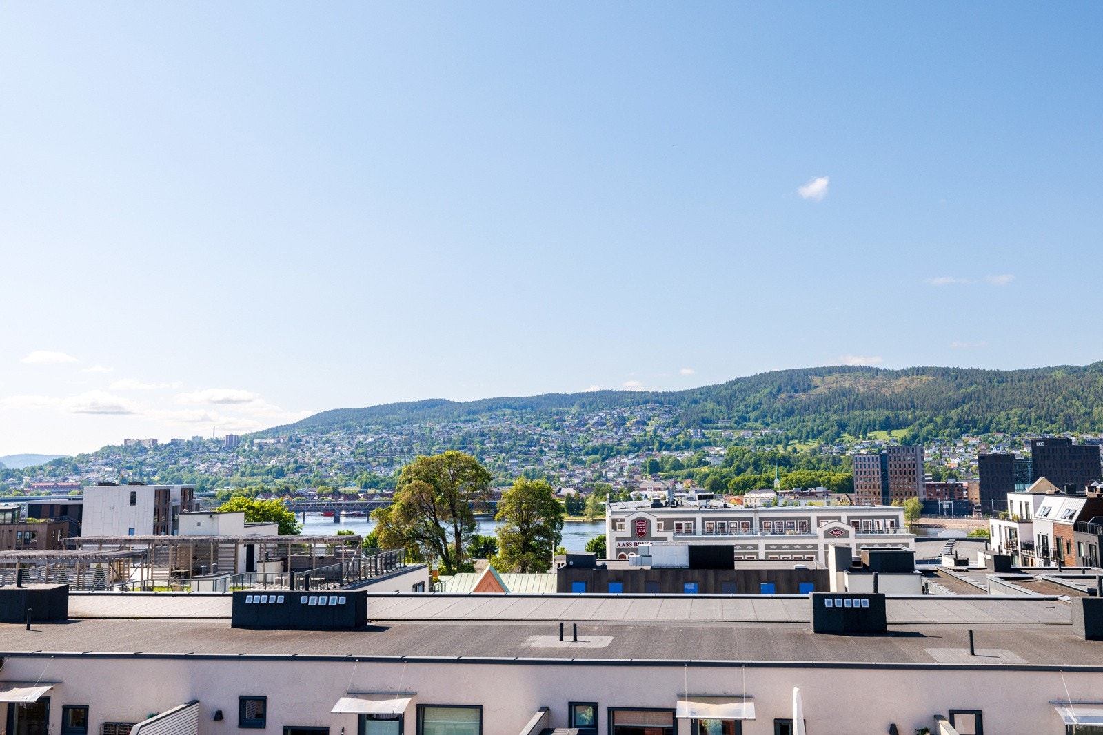 Felles takterrasse med heistilgang. Glimrende solforhold og vidstrakt utsikt! Galleribilde