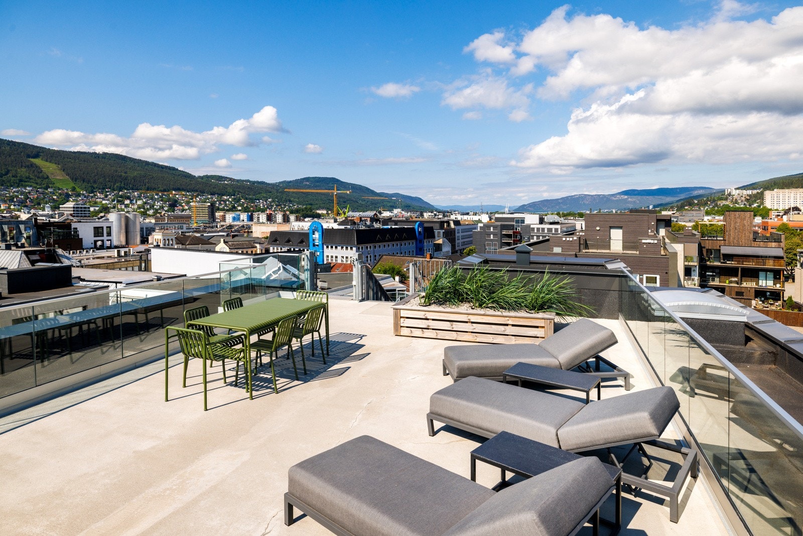 Felles takterrasse med heistilgang. Glimrende solforhold og vidstrakt utsikt! Galleribilde