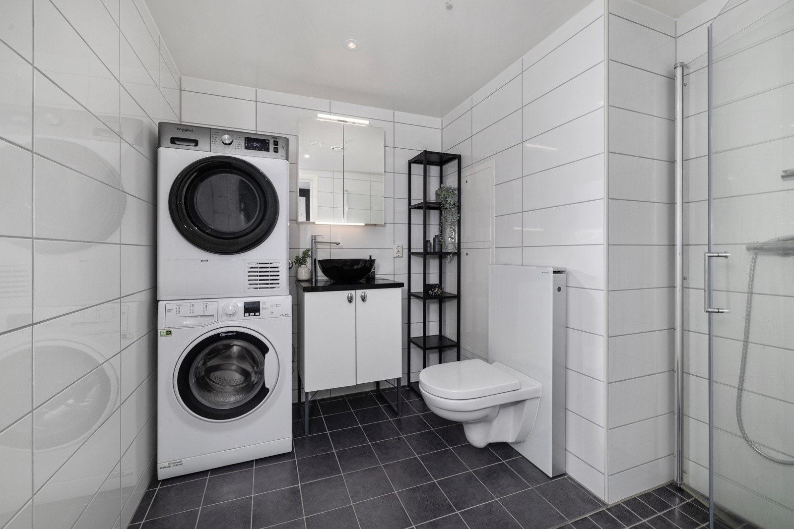 Flislagt bad med varmekabler og opplegg for vaskemaskin Galleribilde