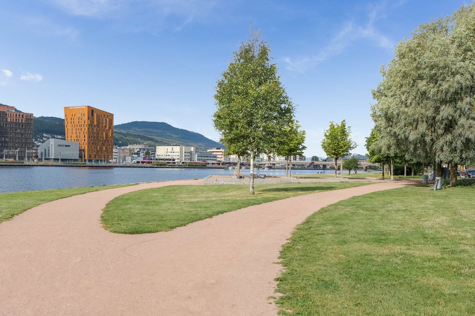 Her er det flott tursti langs promenaden, lekeplass, sandvolleyballbane og opparbeidet sandstrand rett ved Drammenselva. Galleribilde