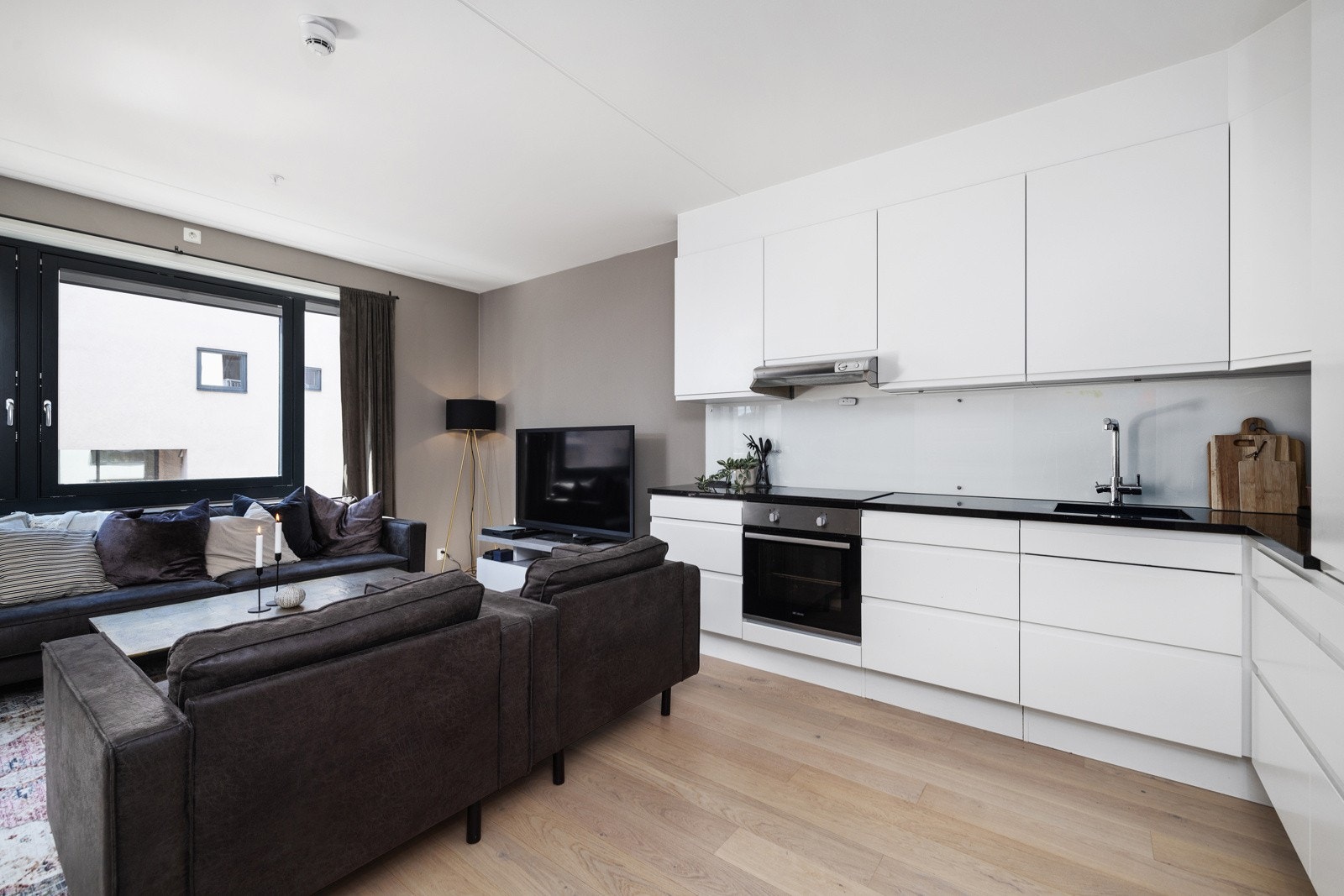 Kjøkken i åpen løsning mot stuen Galleribilde