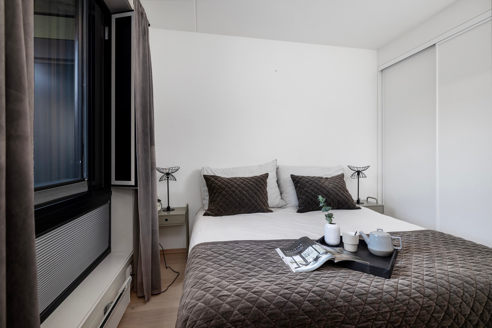 Plassbygget skyvedørsgarderobe på soverommet Galleribilde