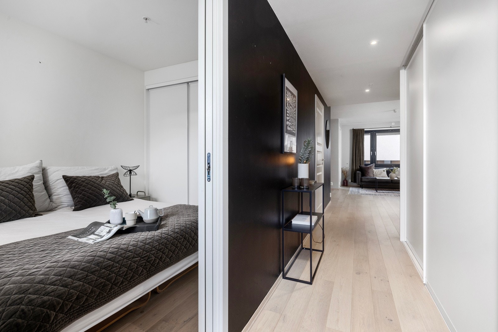 Leiligheten har et soverom med adkomst fra gangen via plassbesparende skyvedør Galleribilde