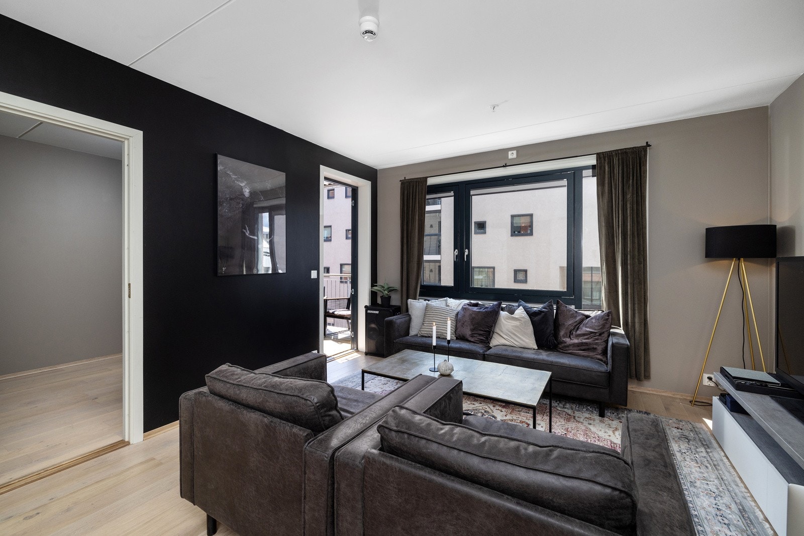 Lekker stue med inngang til soverom 2 og utgang til balkong. Galleribilde