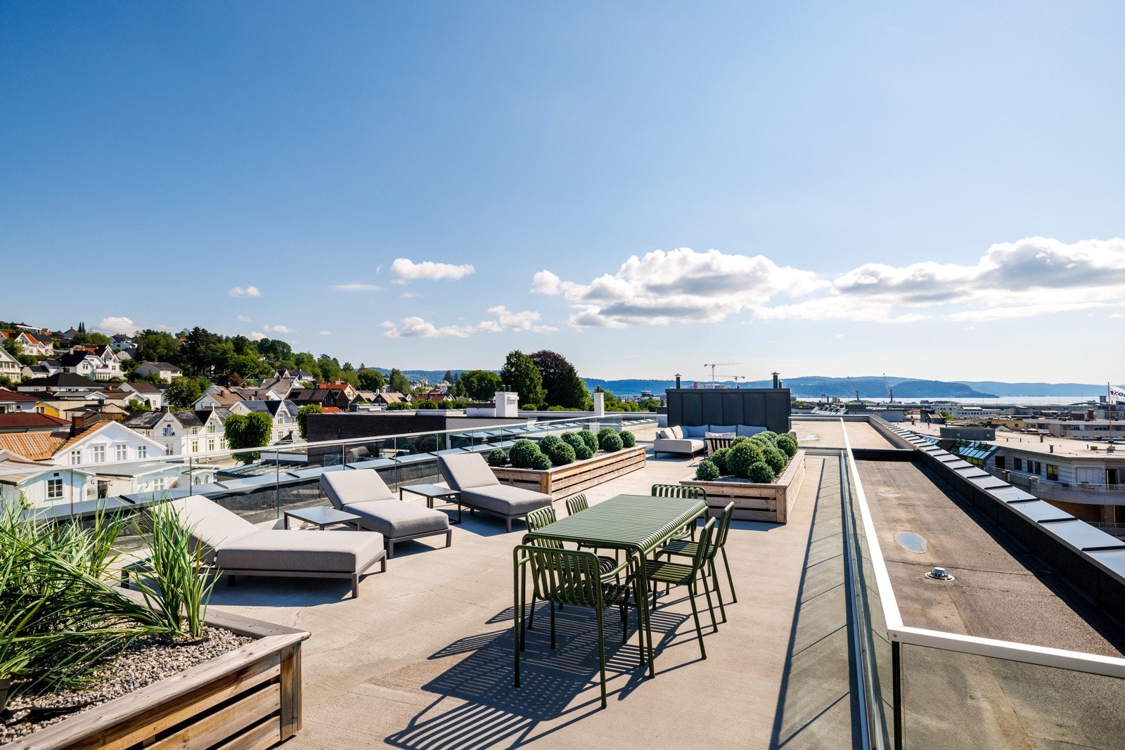 Felles takterrasse med heistilgang. Glimrende solforhold og vidstrakt utsikt! Galleribilde