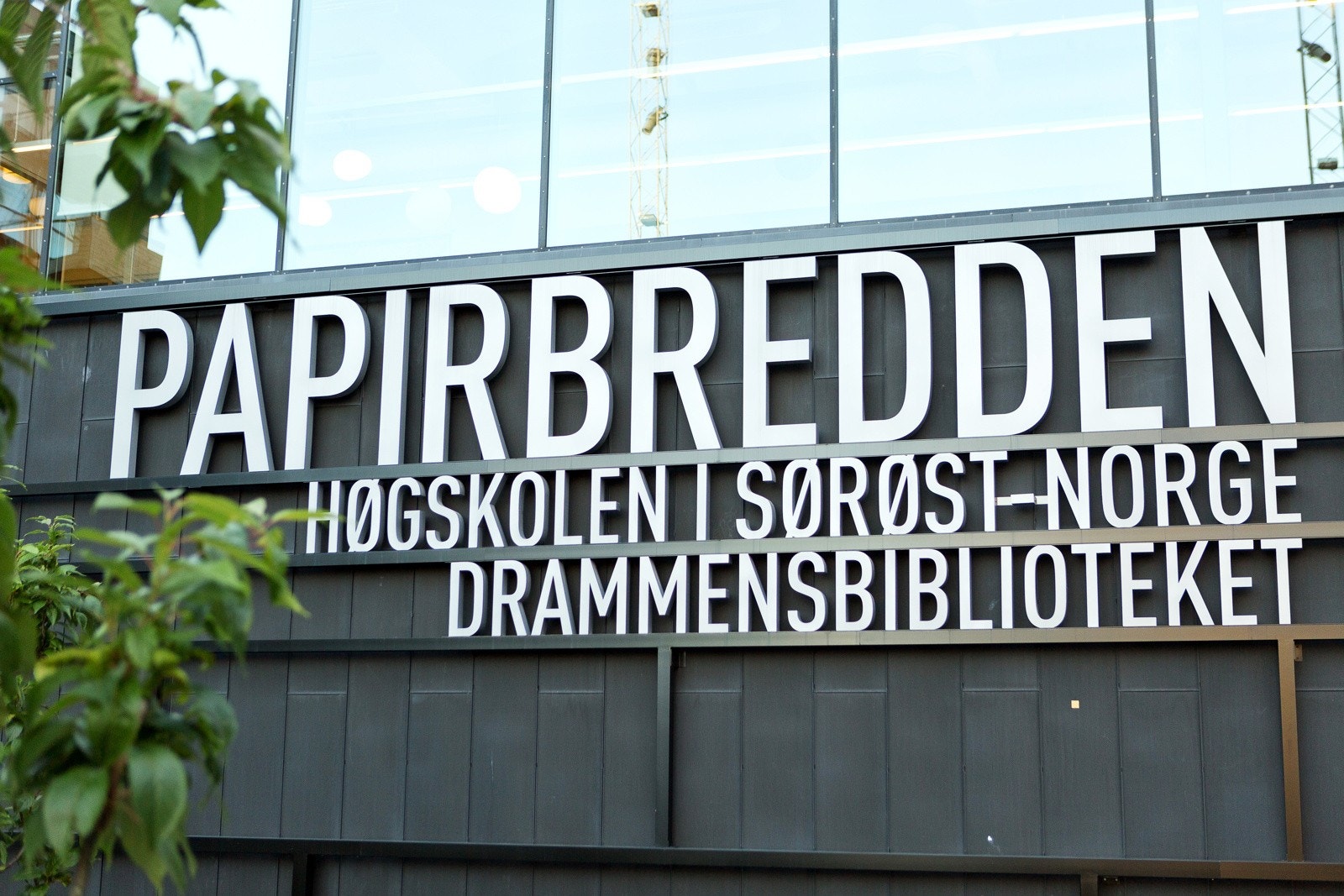 Universitetet i Sørøst-Norge har campus på Papirbredden i Drammen. Galleribilde