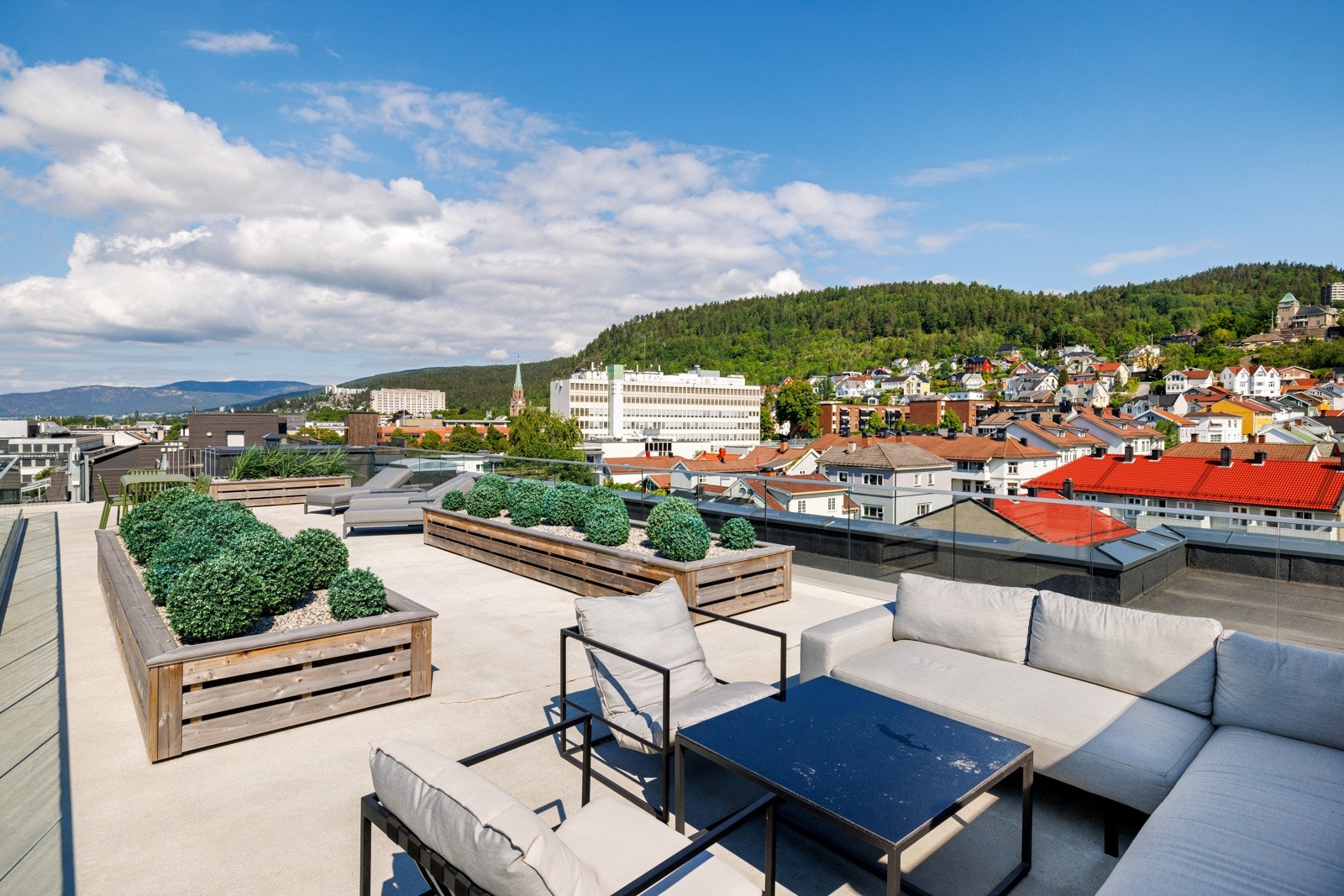 Felles takterrasse med heistilgang. Glimrende solforhold og vidstrakt utsikt! Galleribilde