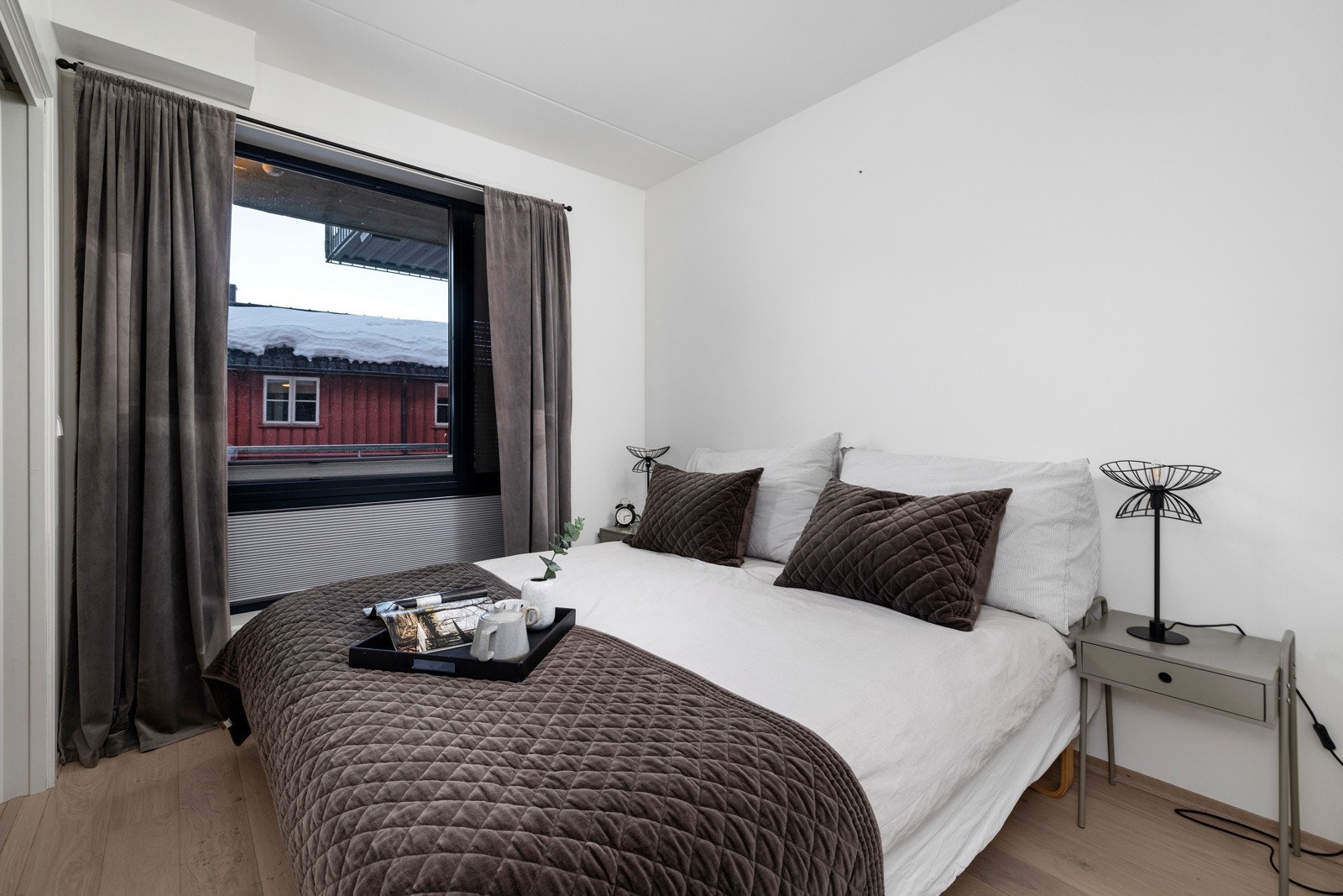 Lyst og hyggelig soverom med plass til dobbeltseng Galleribilde