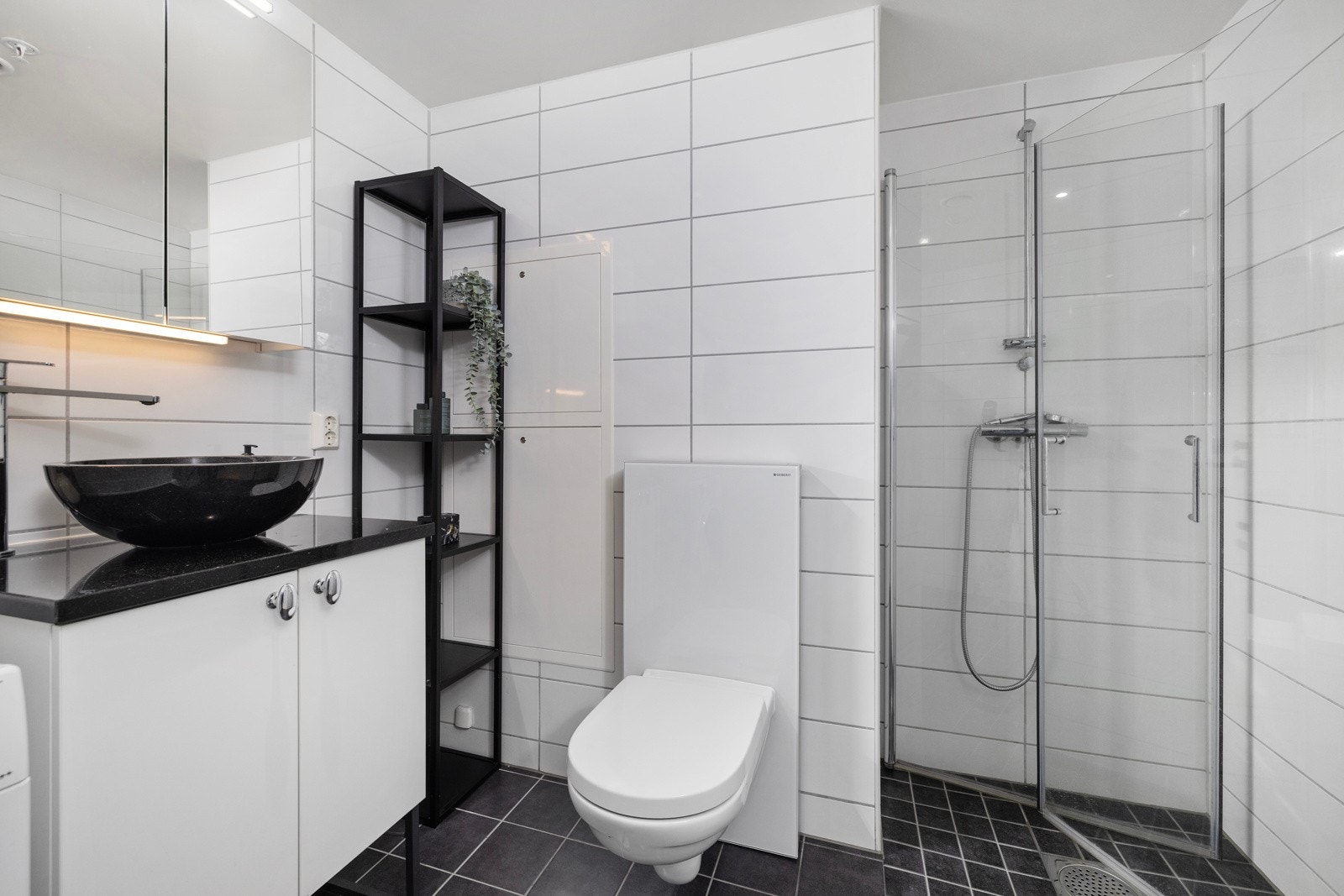 Flislagt bad med varmekabler og opplegg for vaskemaskin Galleribilde