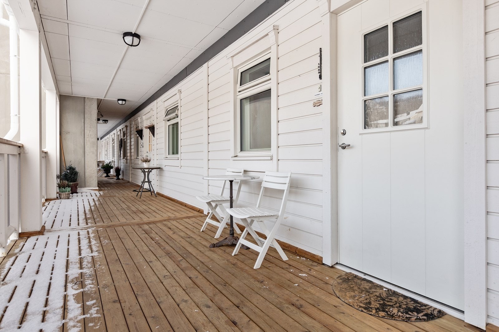 Svalgang på baksiden med inngangsparti Galleribilde