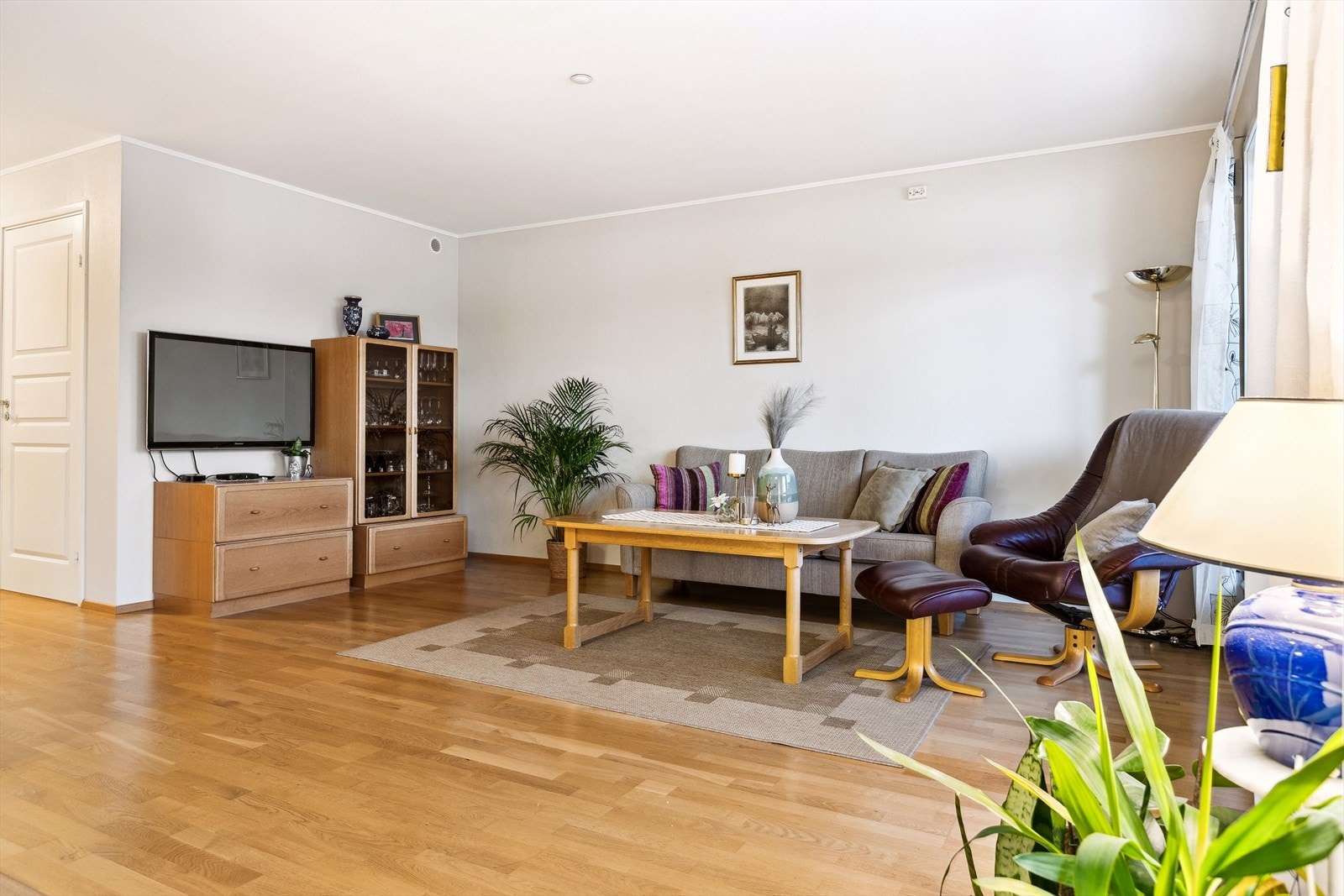 Lys og romslig stue med parkettgulv og strålende utsikt Galleribilde