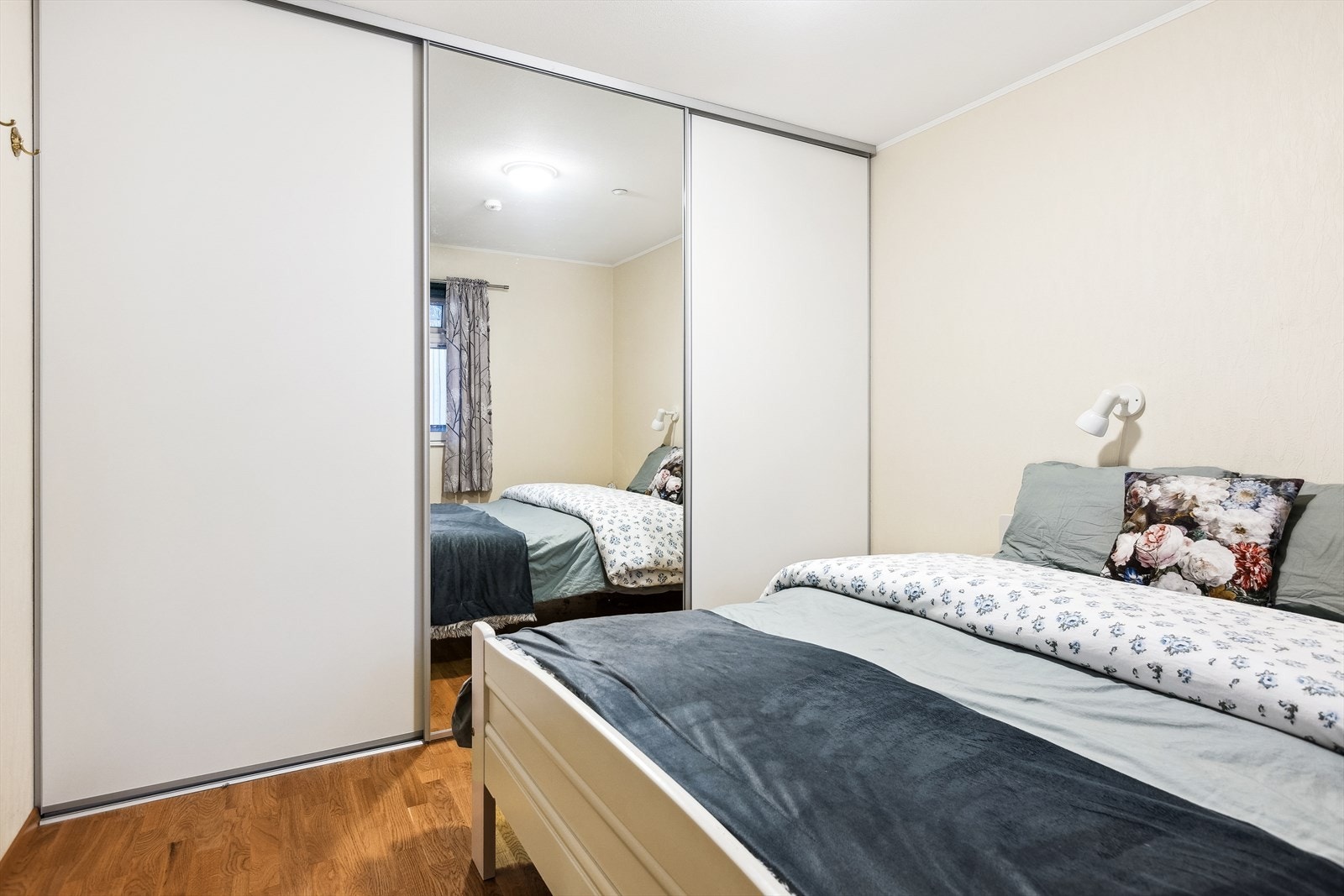 Lyst og romslig soverom med praktisk skyvedørsgarderobe. Behagelig atmosfære og god plass til seng og oppbevaring. Galleribilde