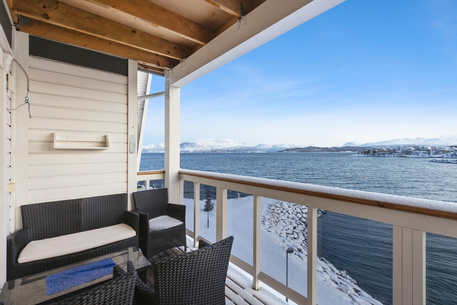 Sørvendt balkong med utsikt mot Rogla og øyene bak Galleribilde