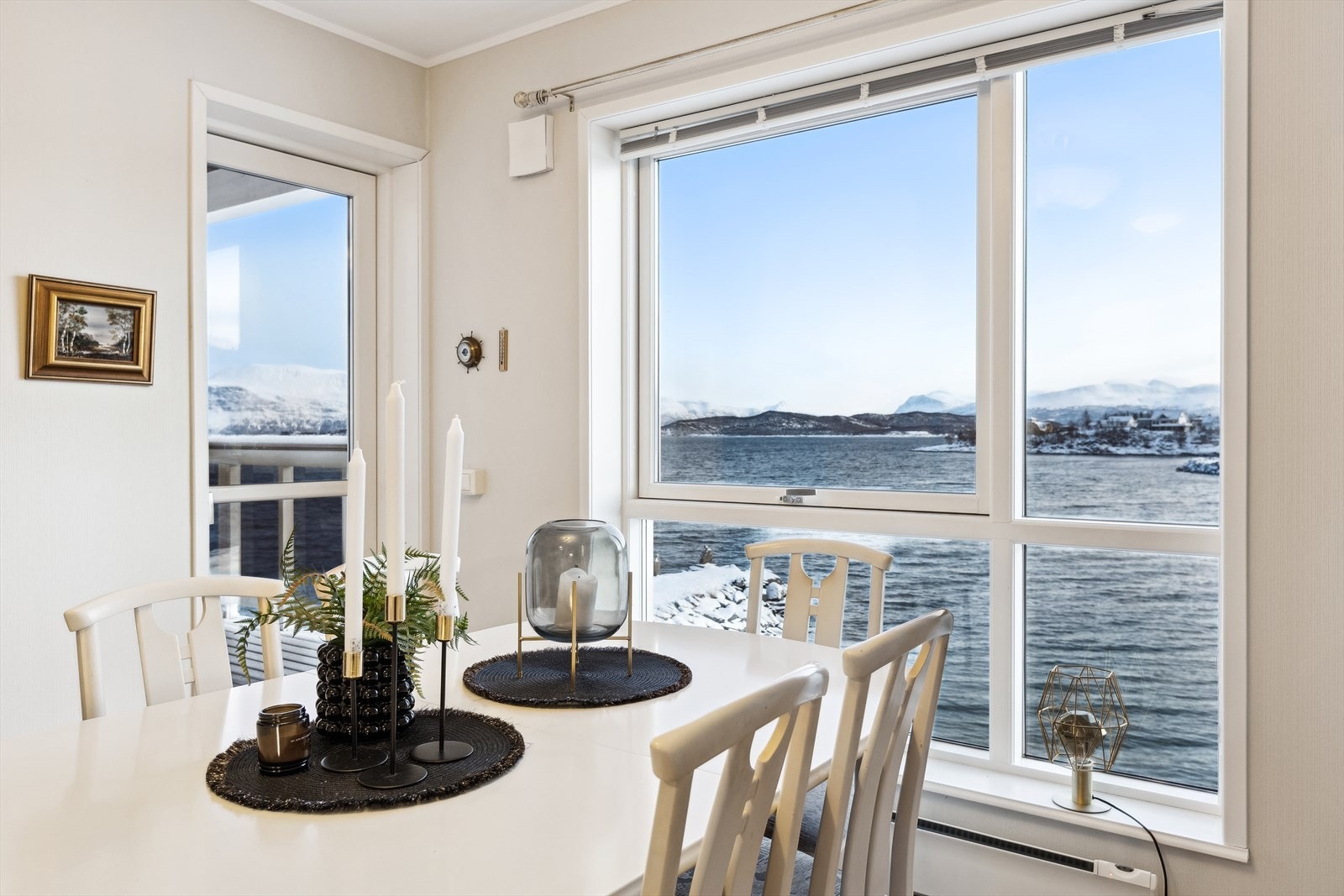 Fantastisk utsikt over fjorden fra spisestuen, med vakre fjell i horisonten Galleribilde