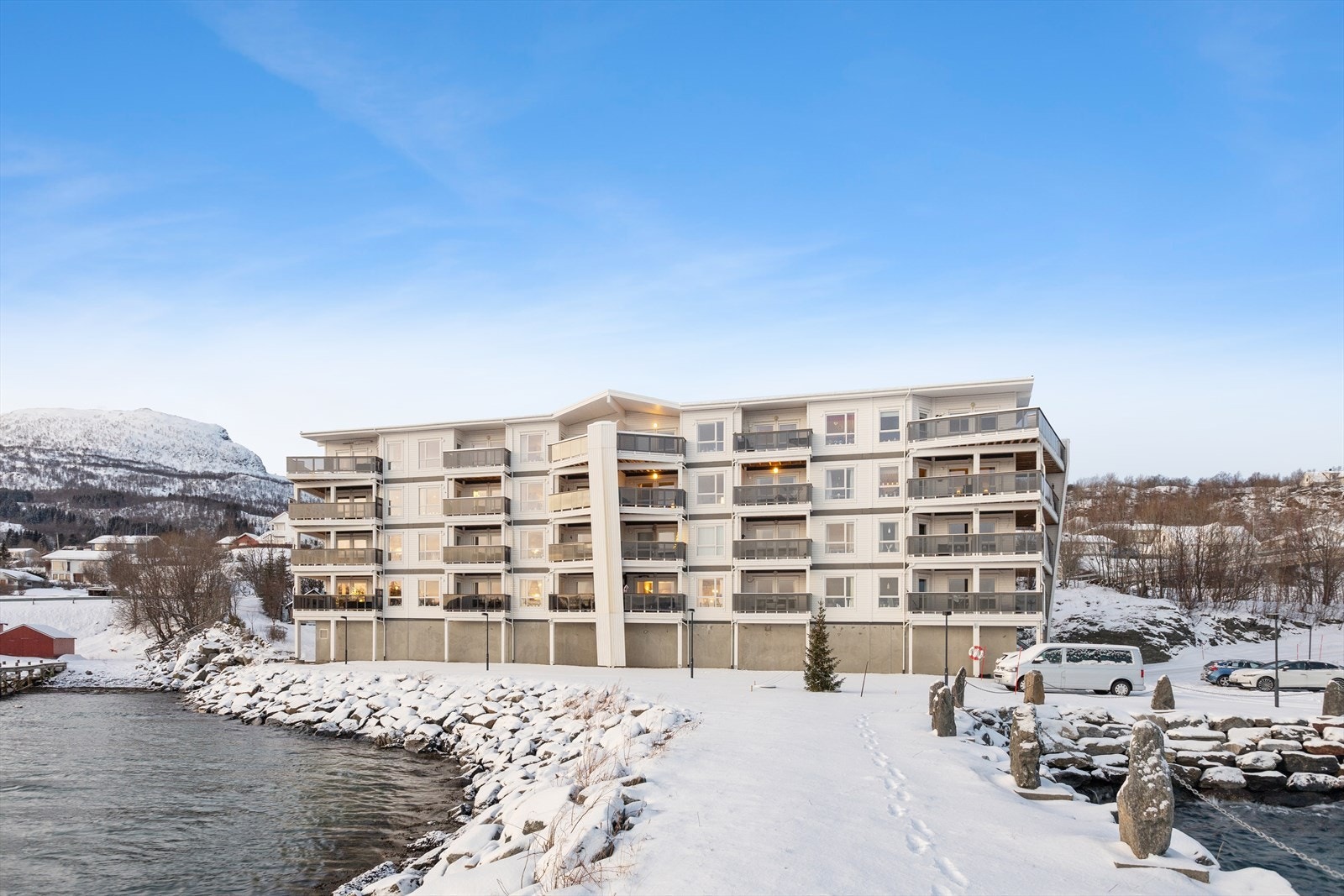 Kaibakken 8 ligger flott til i vannkanten i Breivika! Galleribilde